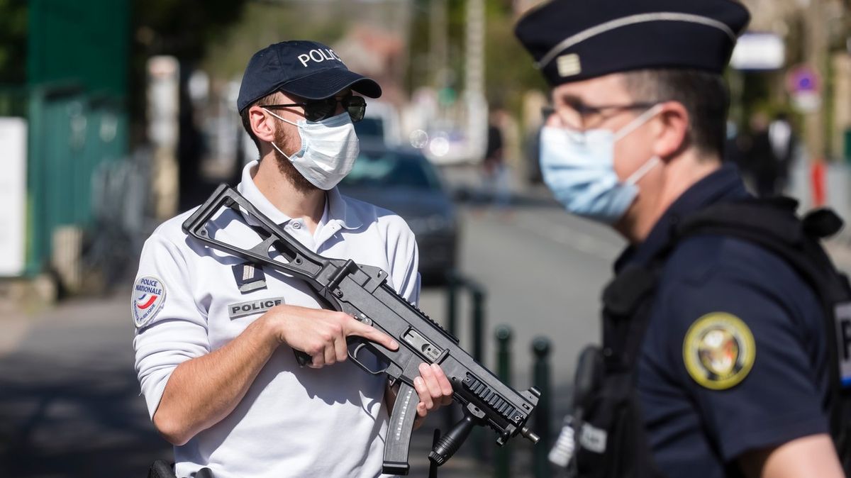 Francie stupňuje boj proti teroristům. Nebudou smět na veřejná shromáždění